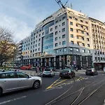 Downtown 2-Bedroom Apartment W/Terrace